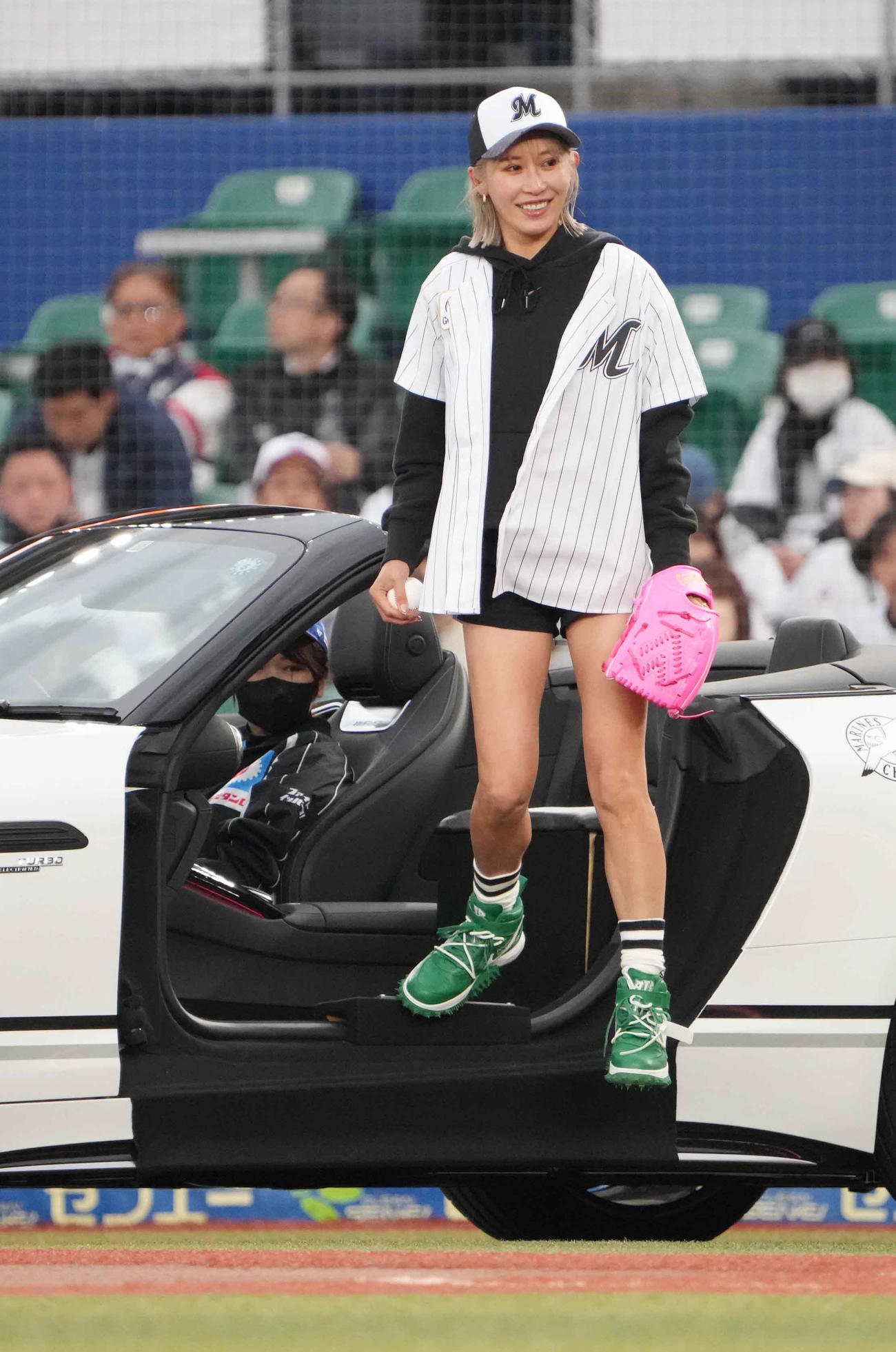 ロッテ対西武で始球式に臨む女子プロゴルファーの金田はリリーフカーに乗って登場する（撮影・小沢裕）