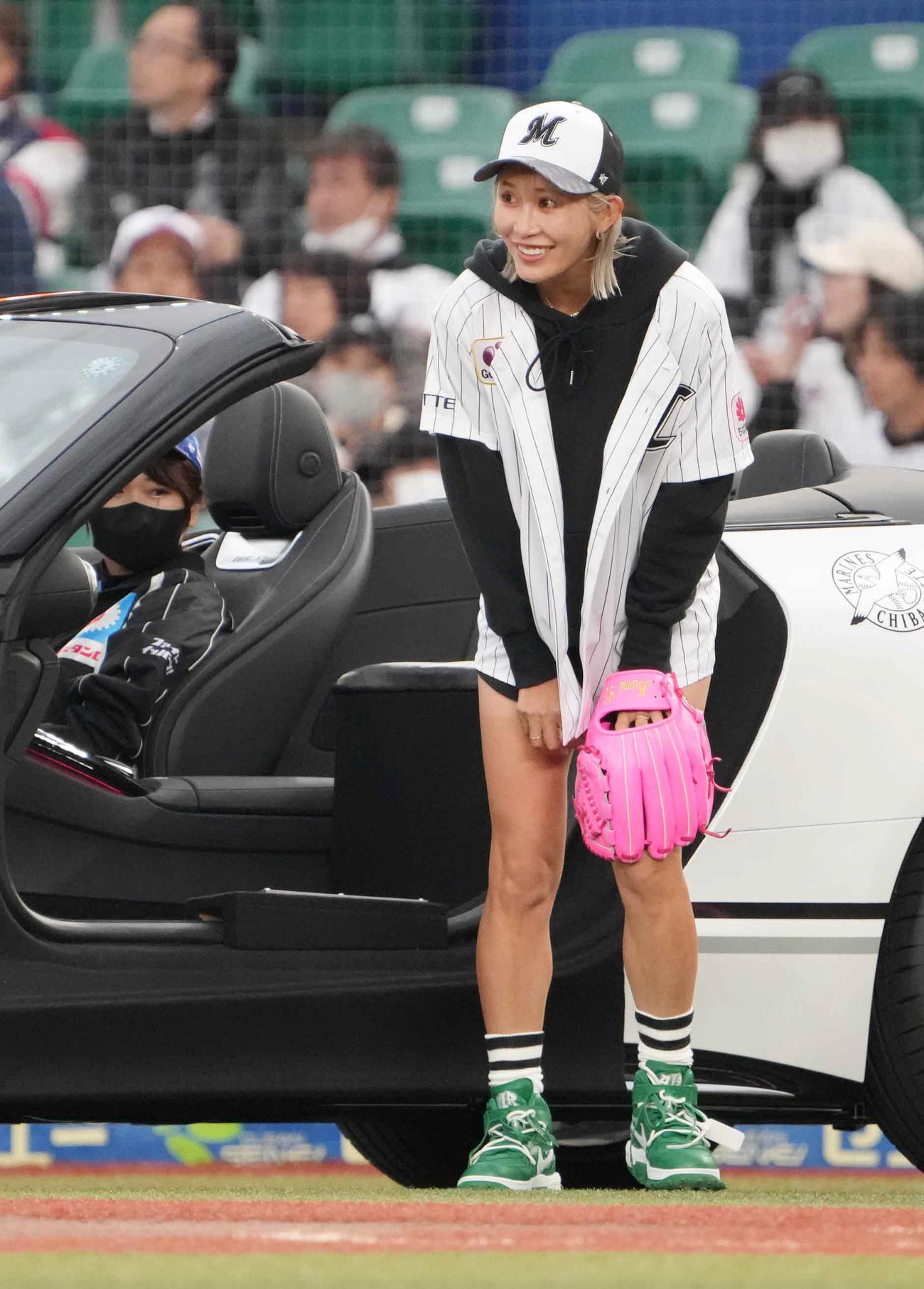 ロッテ対西武で始球式に臨む女子プロゴルファーの金田はリリーフカーに乗って登場する（撮影・小沢裕）