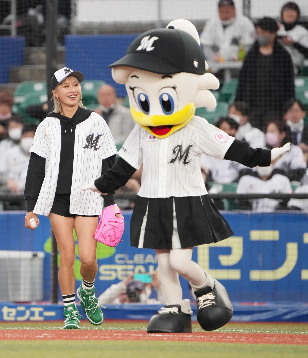 ロッテ対西武で始球式に臨む女子プロゴルファーの金田。右はリーンちゃん（撮影・小沢裕）