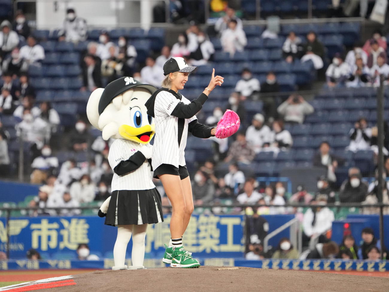 ロッテ対西武で始球式を行った女子プロゴルファーの金田久美子は大きく振りかぶったところで投球を止めやり直す（撮影・小沢裕）