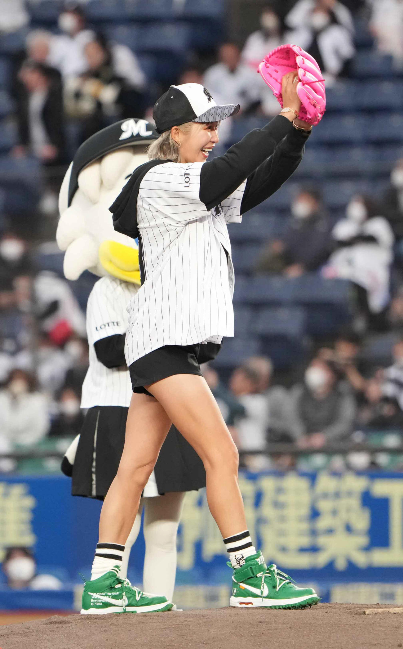 ロッテ対西武で始球式を行う女子プロゴルファーの金田（撮影・小沢裕）