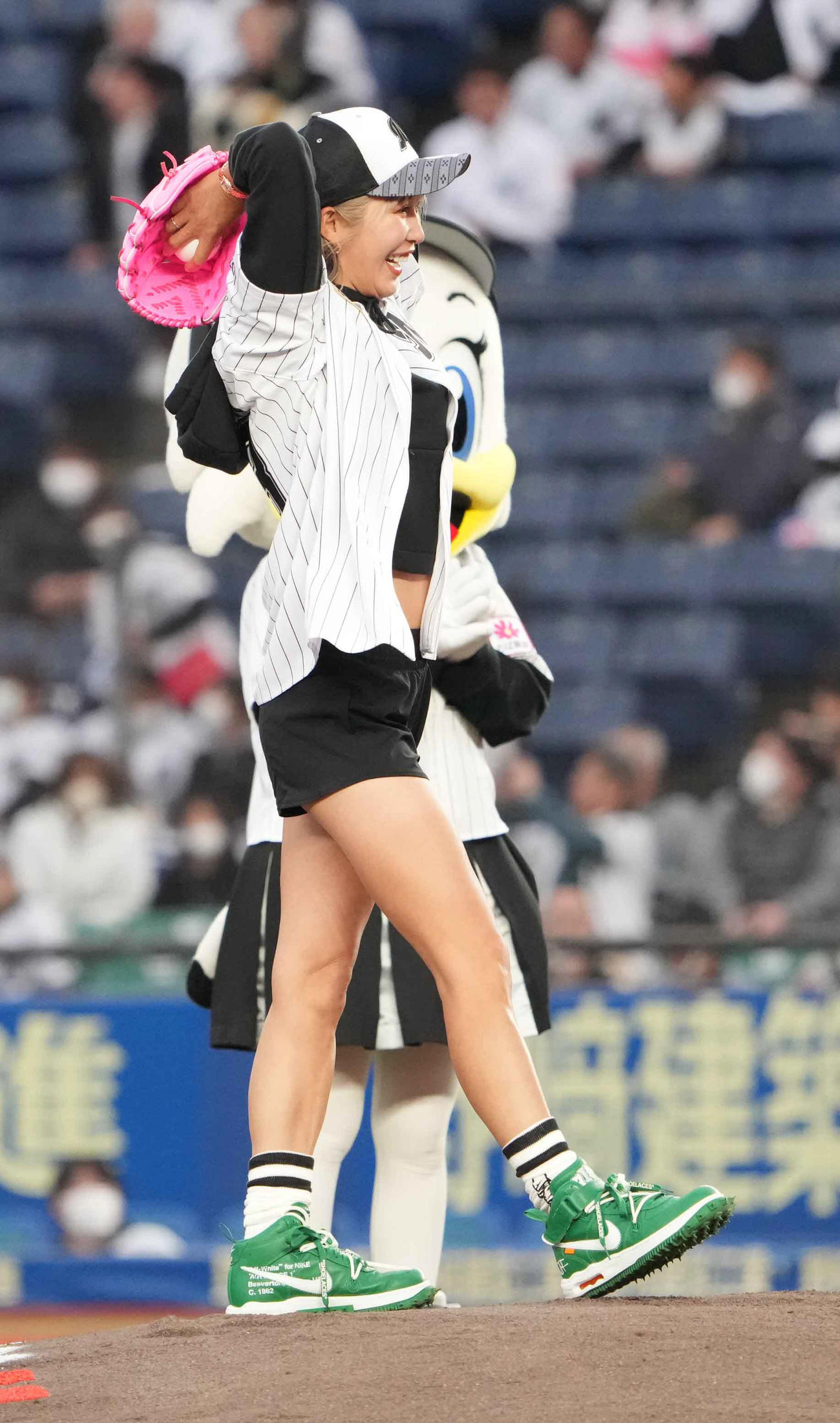 ロッテ対西武で始球式を行う女子プロゴルファーの金田（撮影・小沢裕）