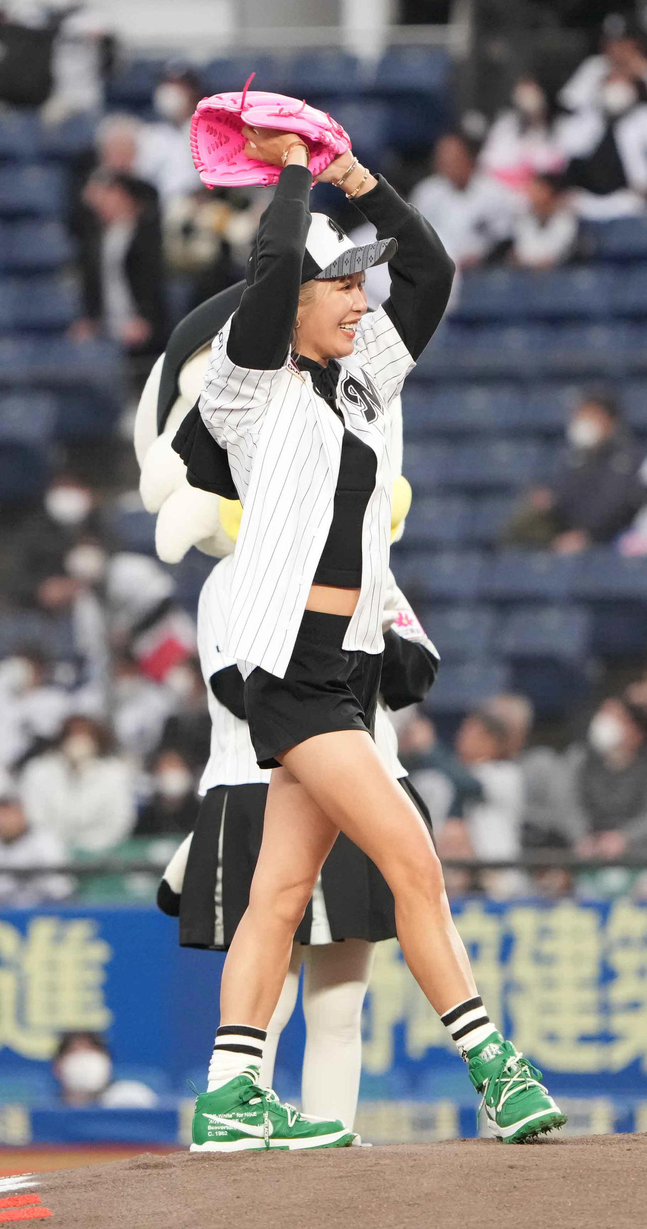 ロッテ対西武で始球式を行う女子プロゴルファーの金田（撮影・小沢裕）