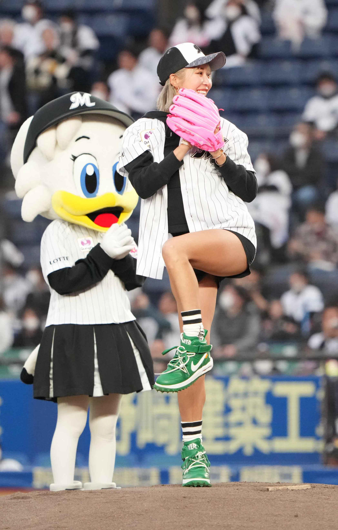ロッテ対西武で始球式を行う女子プロゴルファーの金田（撮影・小沢裕）