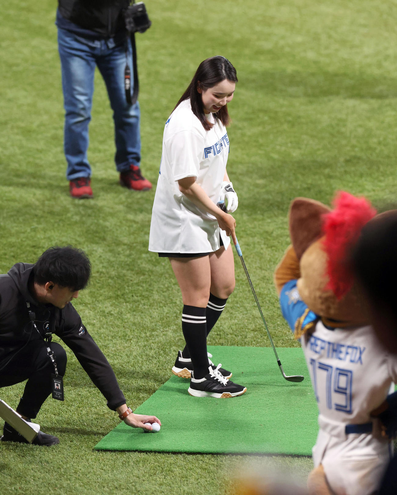 日本ハム対オリックス　ファーストピッチ前にミニゲームに参加する小祝さくら（撮影・佐藤翔太）