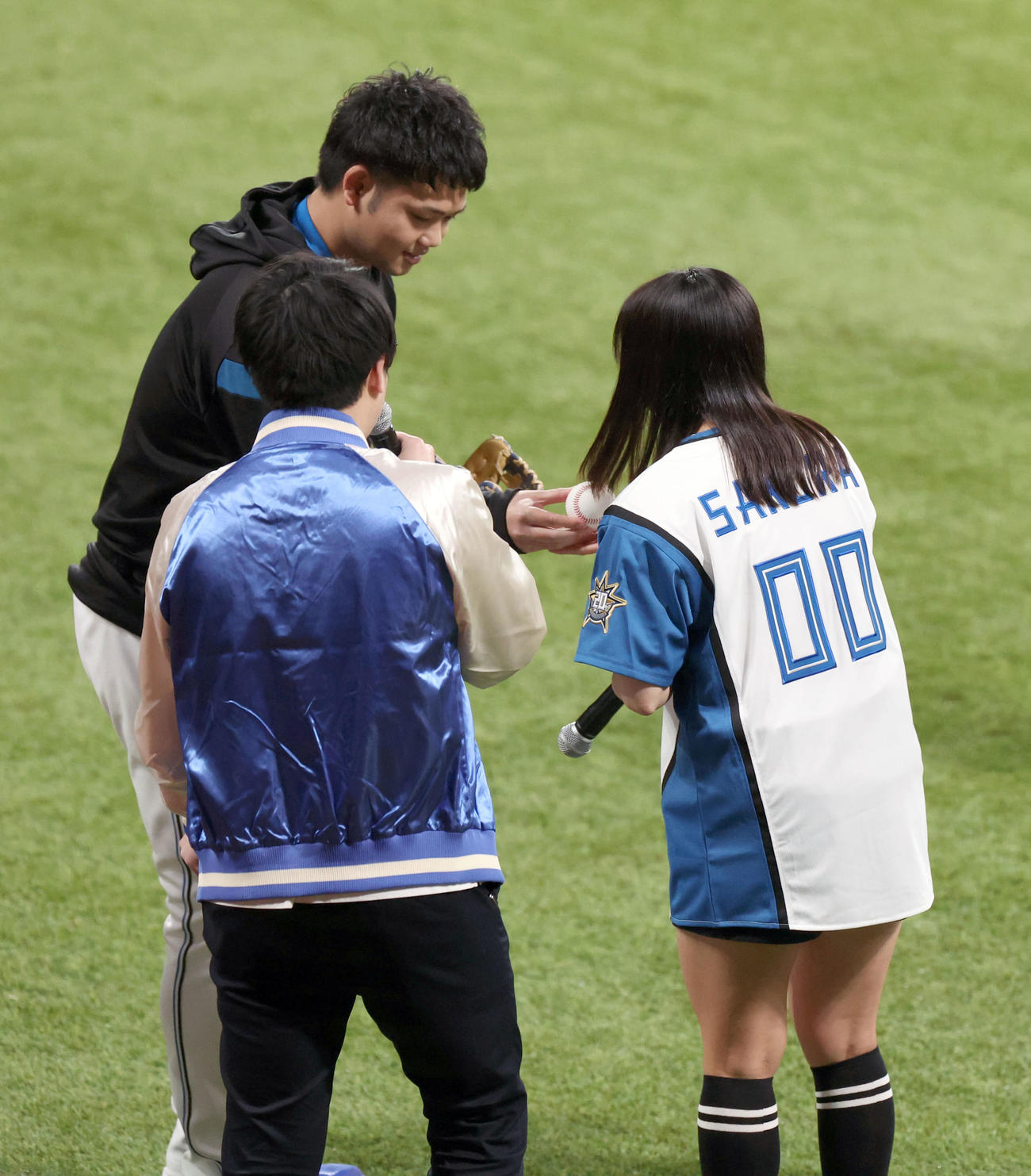日本ハム対オリックス　始球式で使うボールを元日本ハム谷口（左）から受けとる小祝さくら（撮影・佐藤翔太）