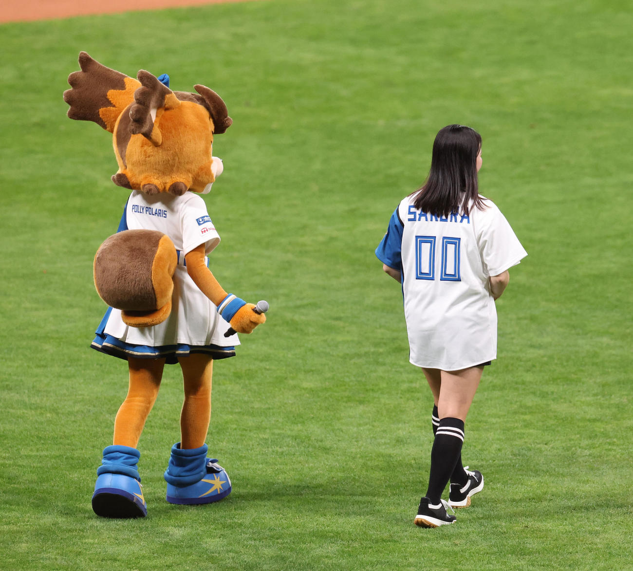 日本ハム対オリックス　試合前、マウンドに向かう小祝さくら（撮影・佐藤翔太）