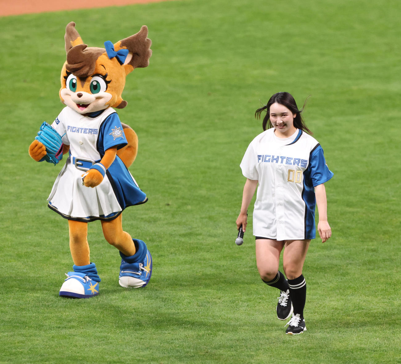 日本ハム対オリックス　試合前、始球式を終え笑顔を見せる小祝さくら（撮影・佐藤翔太）