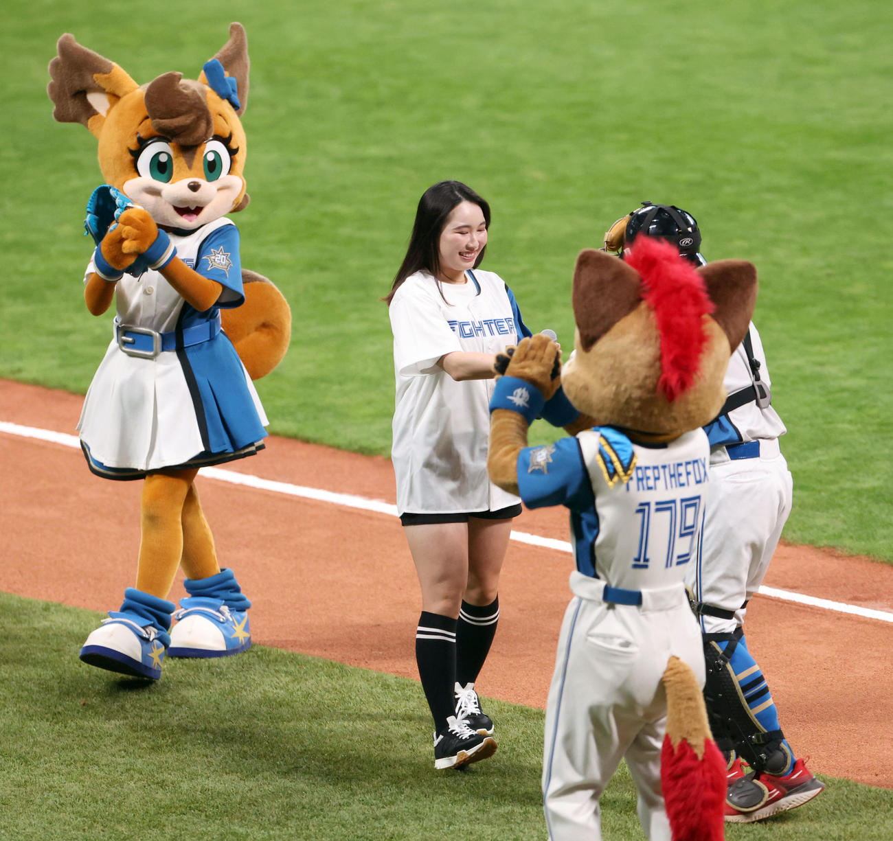 日本ハム対オリックス　試合前、始球式を終え笑顔で引き揚げる小祝さくら（撮影・佐藤翔太）