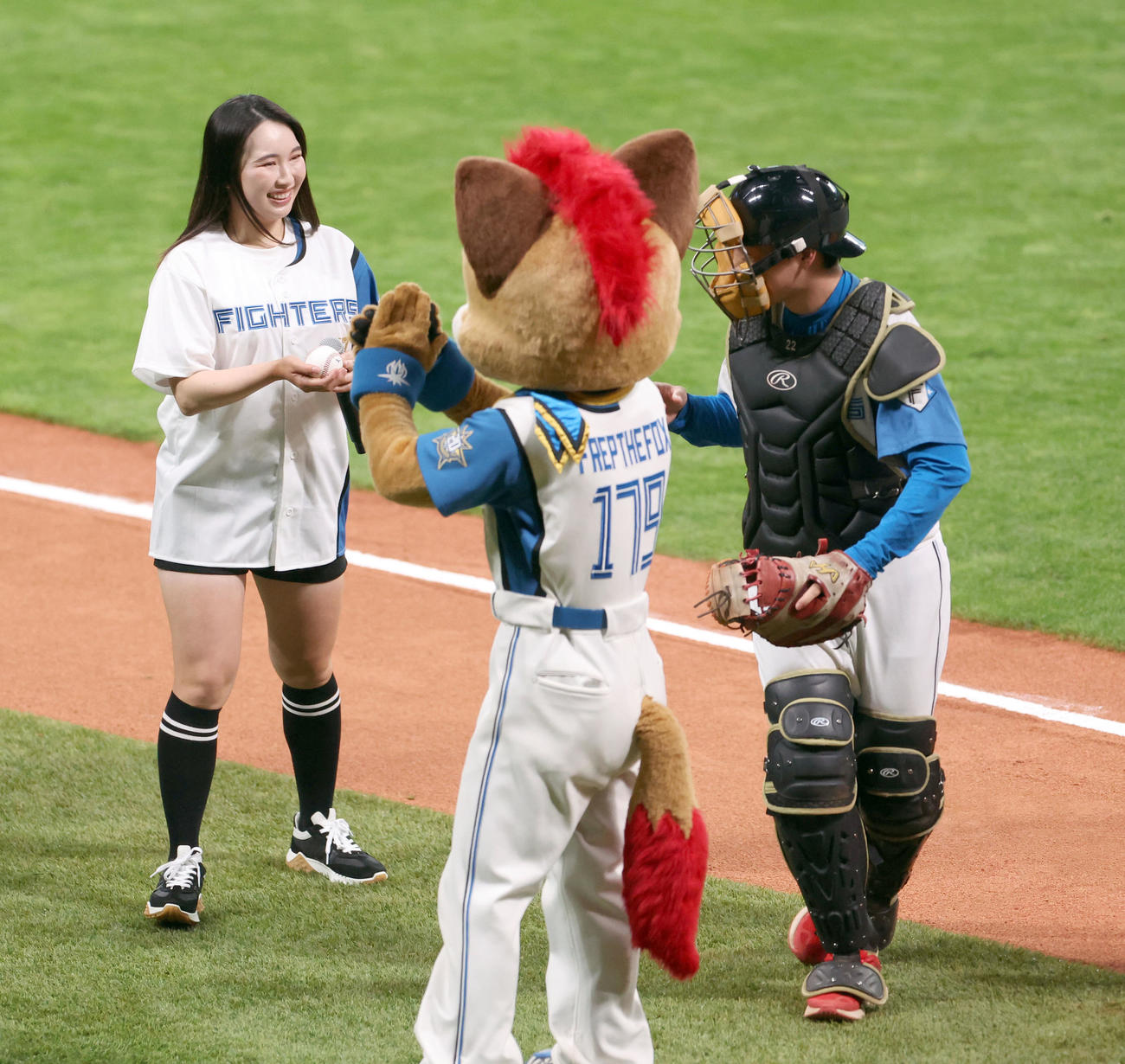 日本ハム対オリックス　試合前、始球式を終え笑顔で引き揚げる小祝さくら（撮影・佐藤翔太）