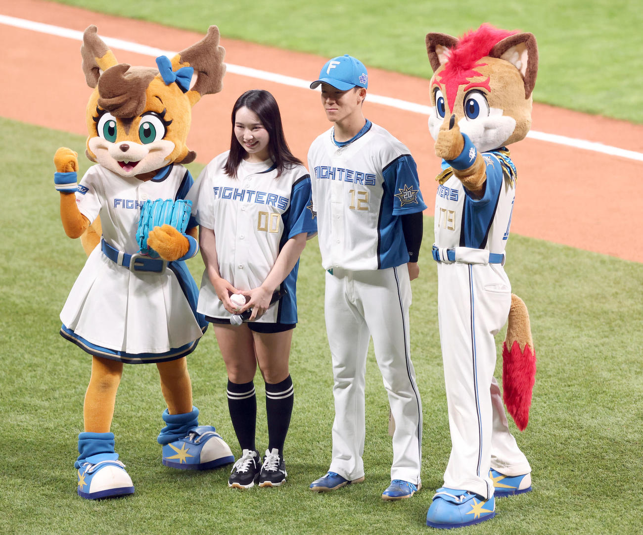 日本ハム対オリックス　試合前、始球式を務め記念撮影をする小祝さくら（左）と日本ハム矢沢（撮影・佐藤翔太）