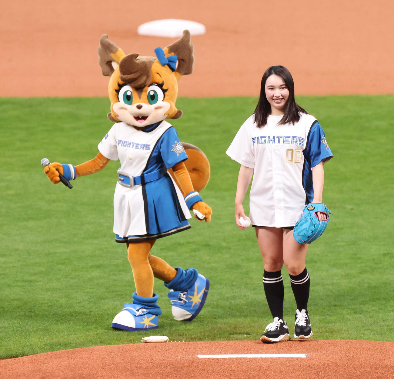 日本ハム対オリックス　試合前、始球式に臨む小祝さくら（撮影・佐藤翔太）