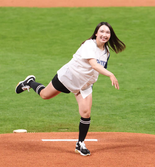 日本ハム】小祝さくら「頭が真っ白に」ワンバン始球式 エスコンお膝元