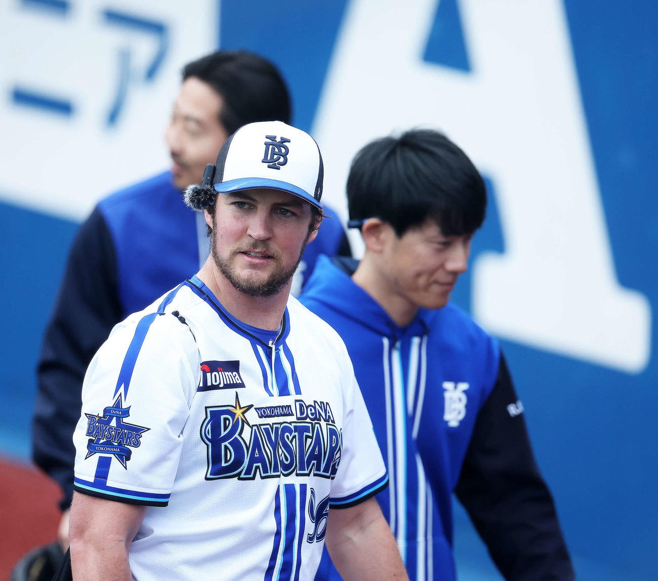 DeNA対ヤクルト　試合前、移動するDeNAバウアー（撮影・河田真司）