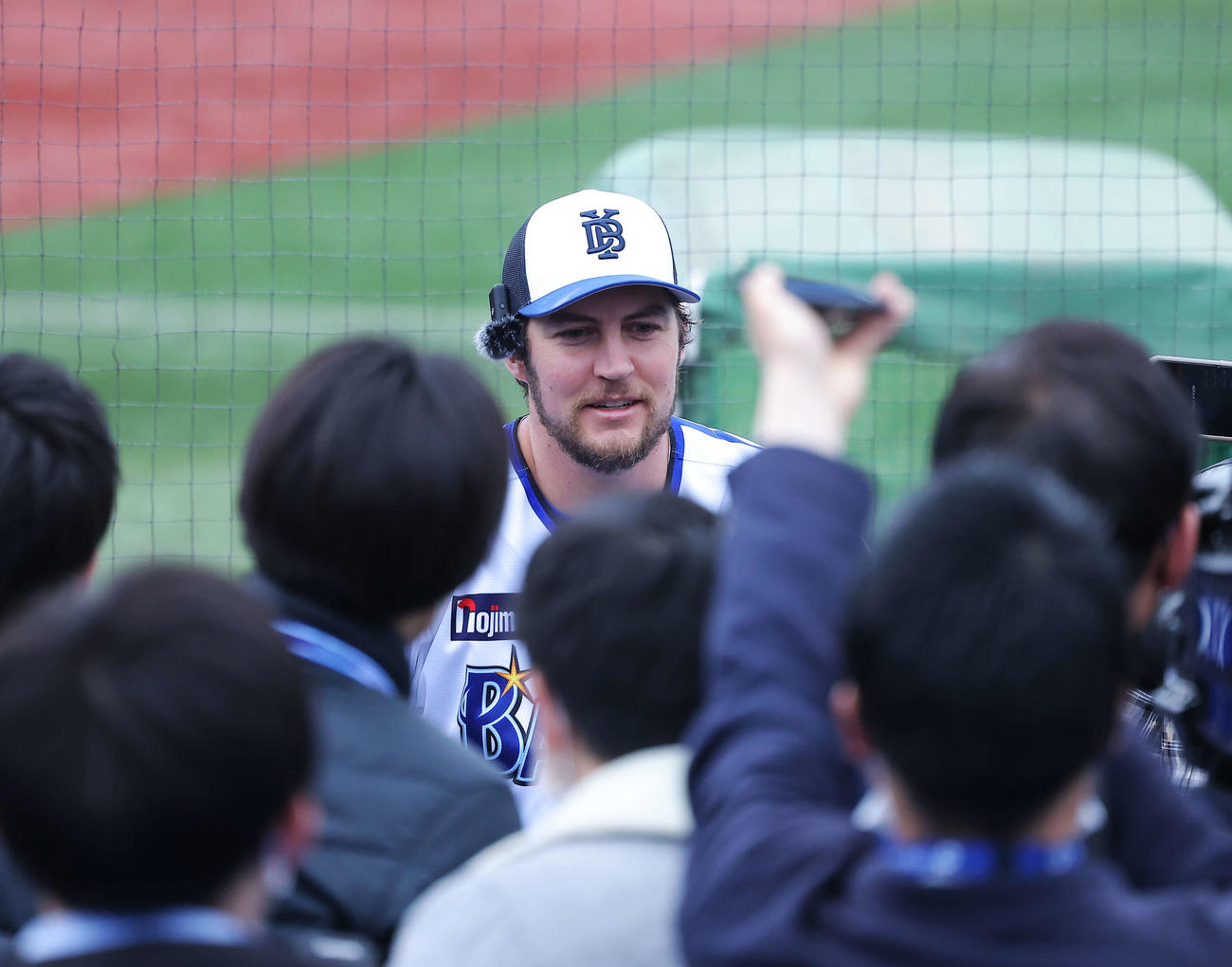 DeNA対ヤクルト　試合前、記者の質問に答えるDeNAバウアー（撮影・河田真司）