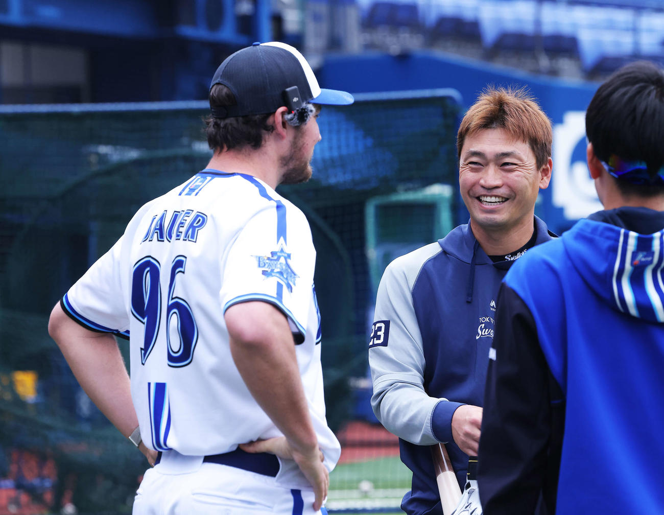DeNA対ヤクルト　試合前、言葉を交わすDeNAバウアー（左）とヤクルト青木（撮影・河田真司）