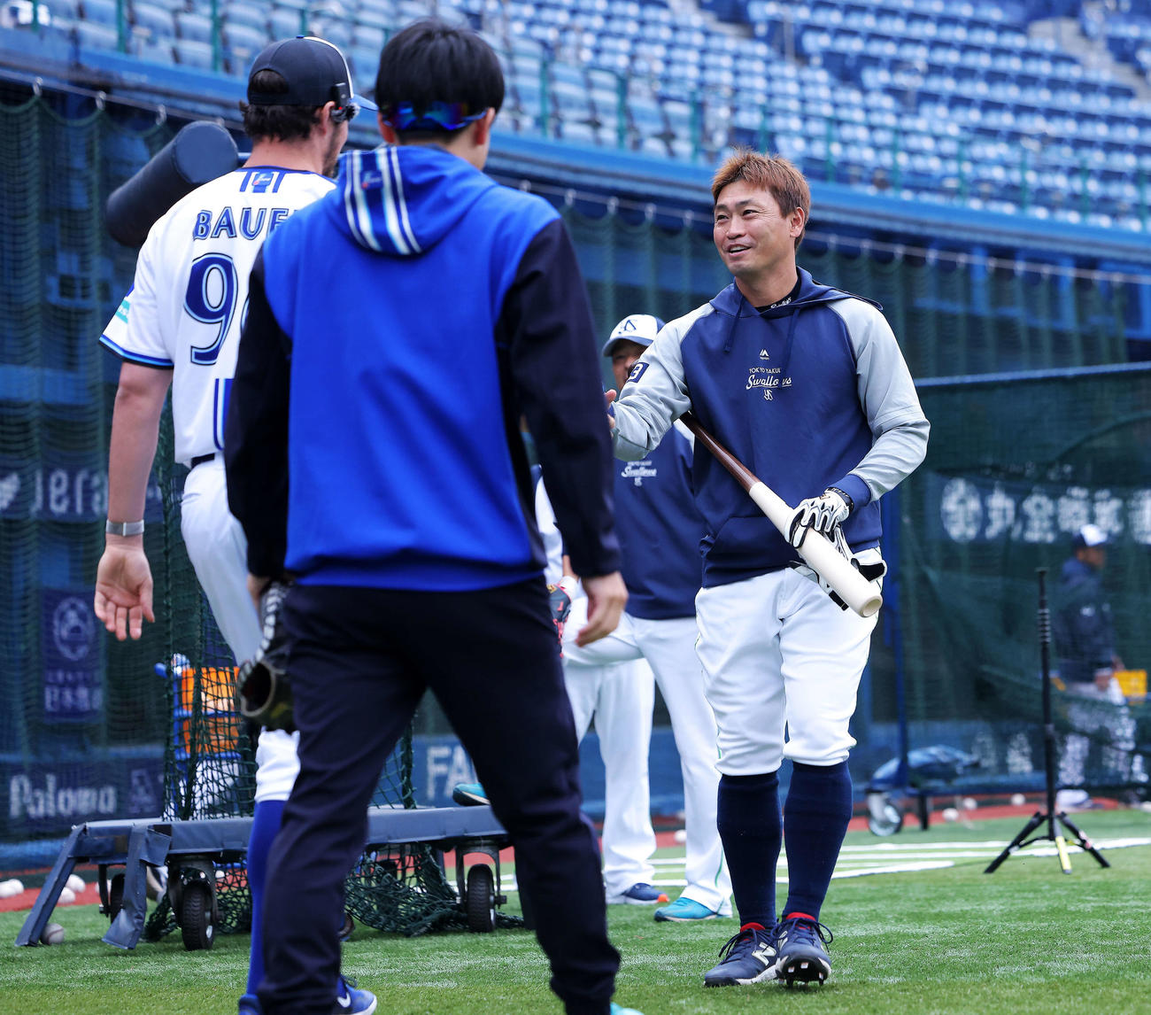 DeNA対ヤクルト　試合前、言葉を交わすDeNAバウアー（左）とヤクルト青木（撮影・河田真司）