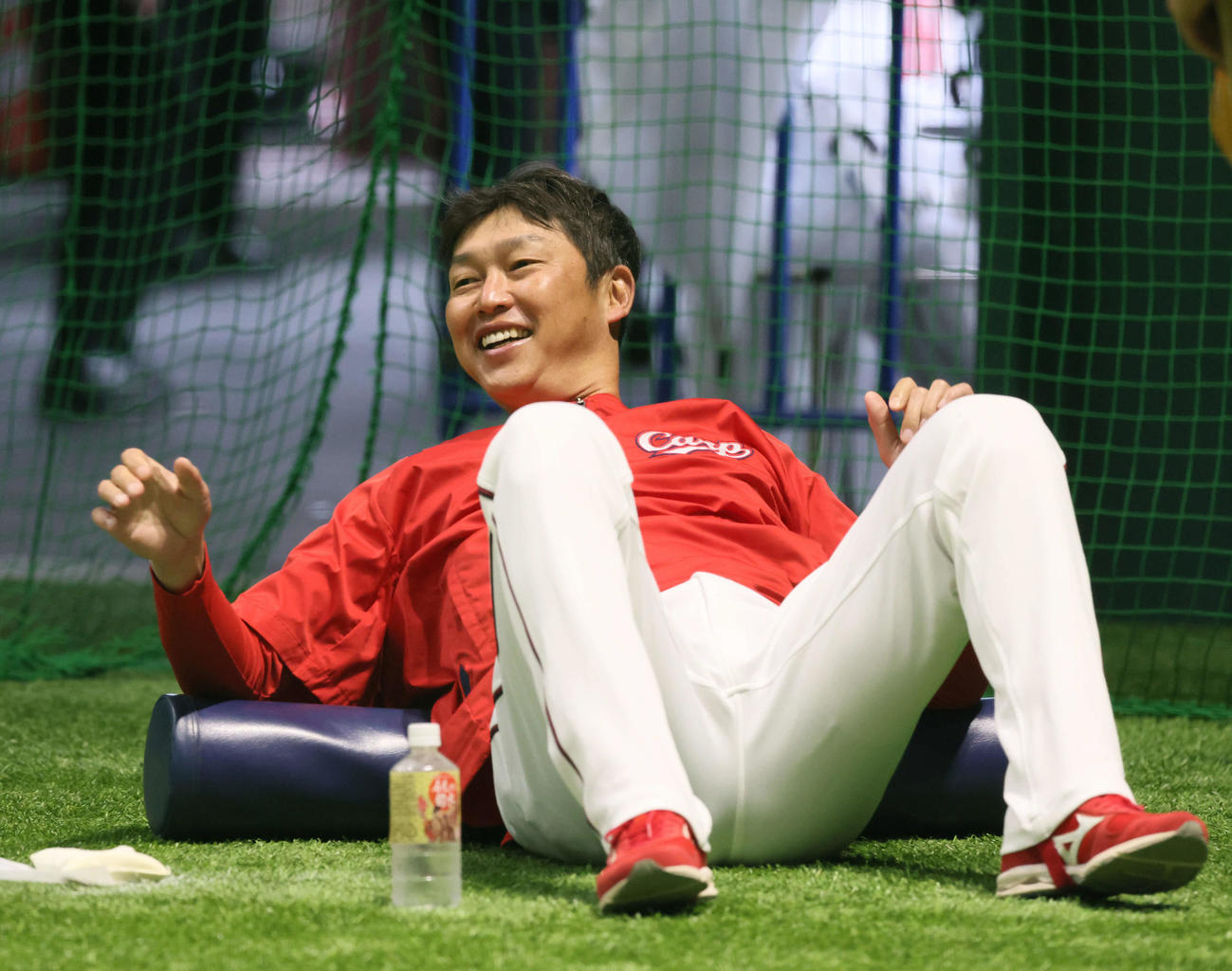 中日戦が中止となり、体をほぐす広島新井監督（撮影・加藤孝規）