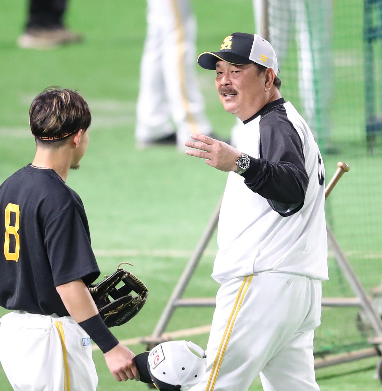 練習中、牧原大に声をかける藤本監督（撮影・梅根麻紀）
