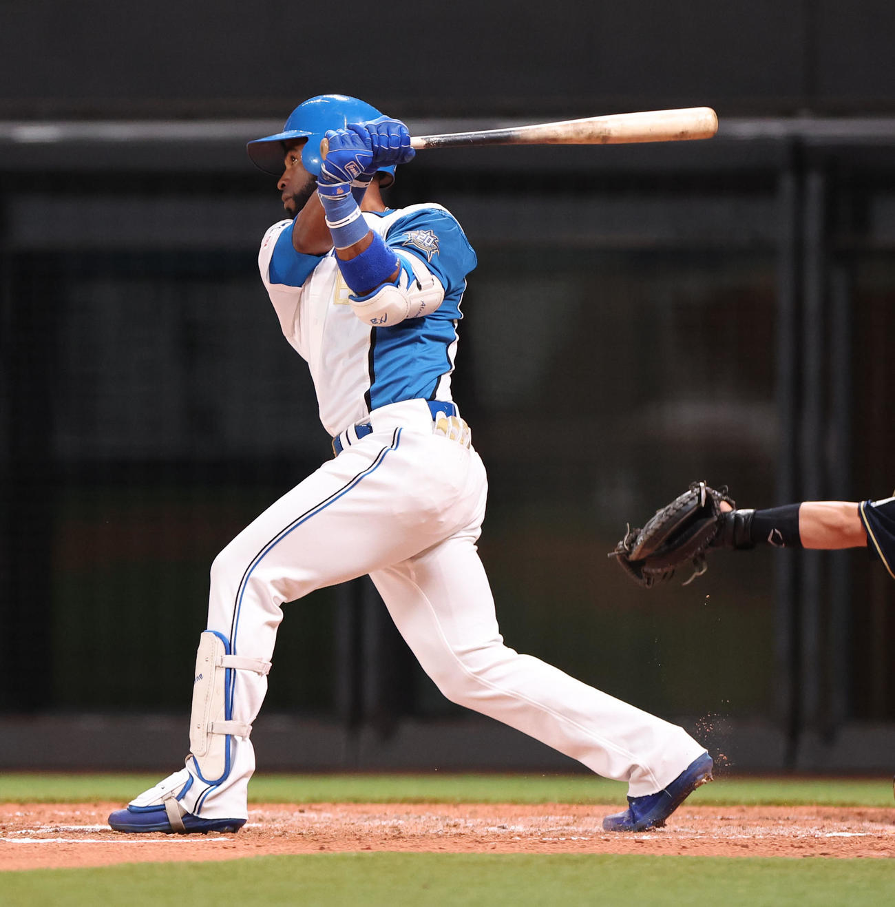 日本ハム対オリックス　2回裏日本ハム1死一塁、アルカンタラは適時二塁打を放つ（撮影・佐藤翔太）
