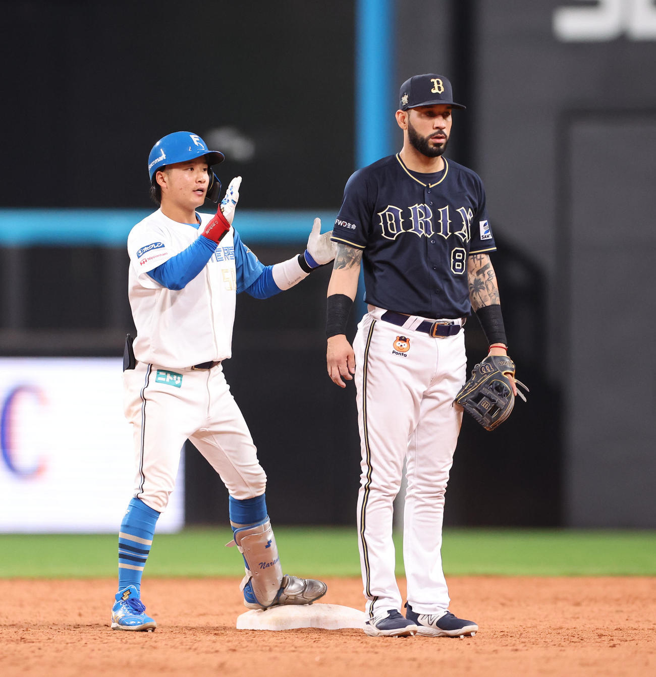 日本ハム対オリックス　2回裏日本ハム1死一、二塁、奈良間は同点となる中前適時打を放ち手をたたく（撮影・佐藤翔太）