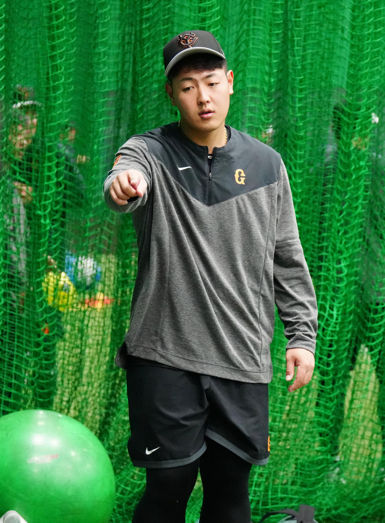 阪神対巨人　試合前中止となり、室内で練習する巨人岡本和（撮影・江口和貴）