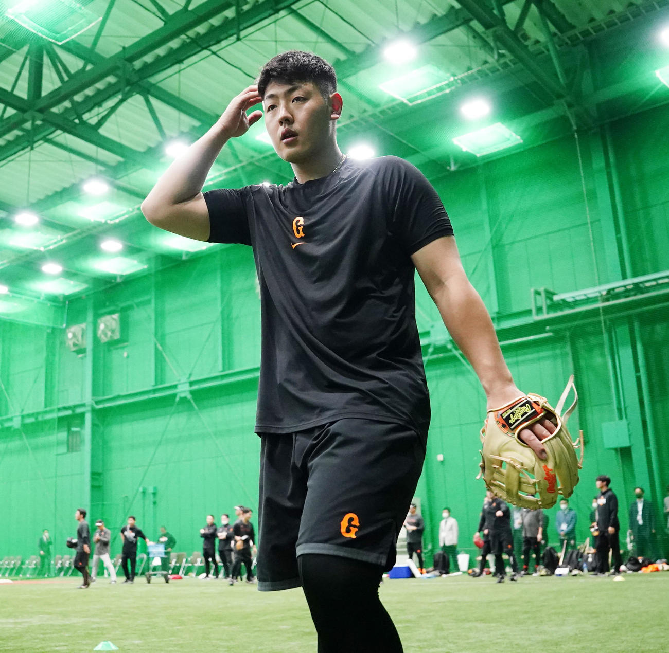 阪神対巨人　試合前中止となり、室内で練習する巨人岡本和（撮影・江口和貴）