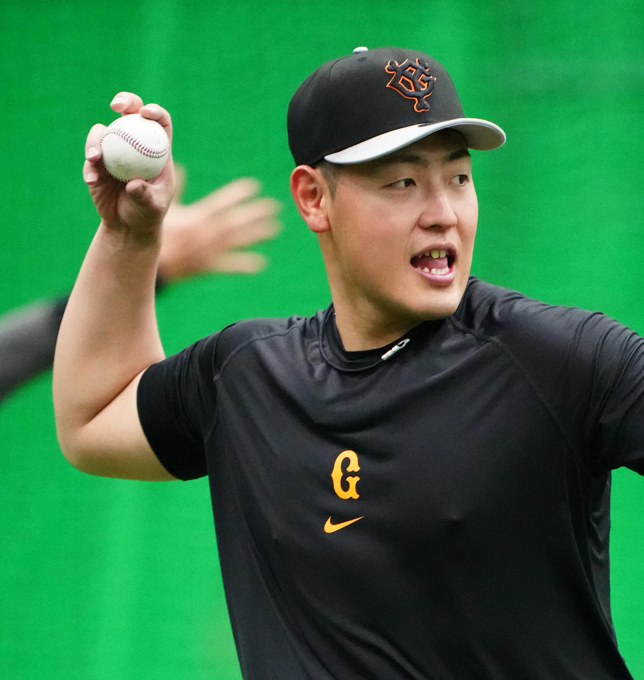 阪神対巨人　試合前中止となり、室内で練習する巨人岡本和（撮影・江口和貴）