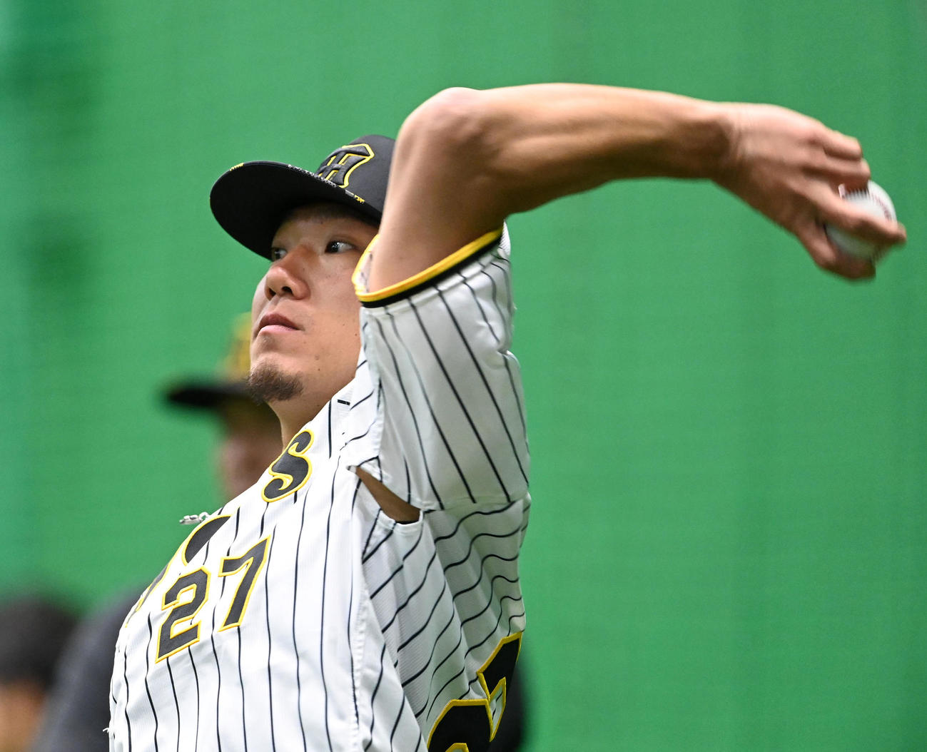 キャッチボールを行う伊藤将（撮影・前岡正明）
