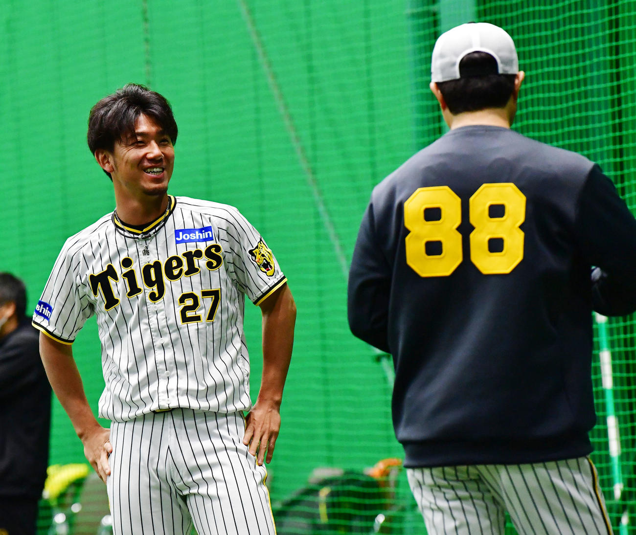 安藤コーチ（右）と笑顔で話す伊藤将（撮影・前岡正明）