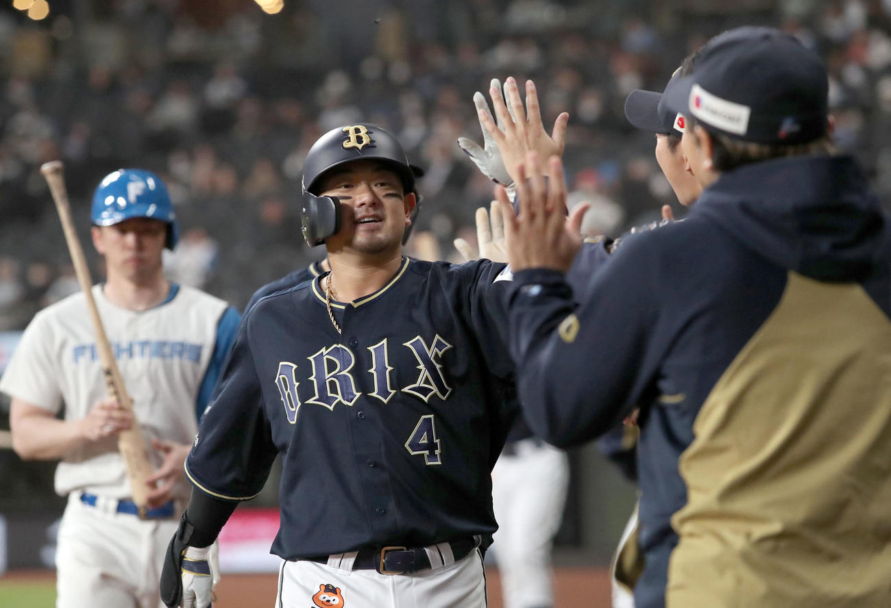 日本ハム対オリックス　6回表オリックス無死一塁、森は逆転となる右越え2点本塁打を放ちナインに出迎えられる（撮影・佐藤翔太）