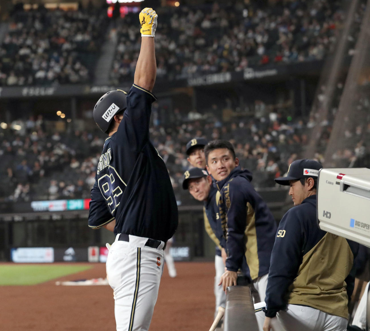 日本ハム対オリックス　5回表オリックス無死、杉本は左越え本塁打を放ち応援席のファンに向かって昇天ポーズをする（撮影・佐藤翔太）