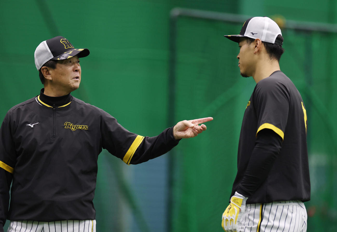 阪神対巨人　室内練習場で阪神佐藤輝（右）と言葉を交わす平田ヘッドコーチ（撮影・前田充）
