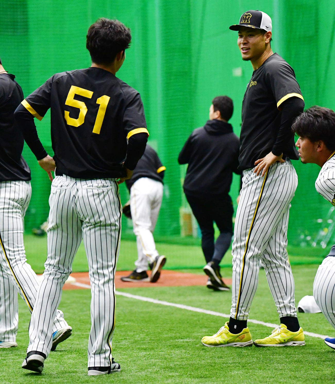 中野（左）と笑顔で話す佐藤輝（撮影・前岡正明）