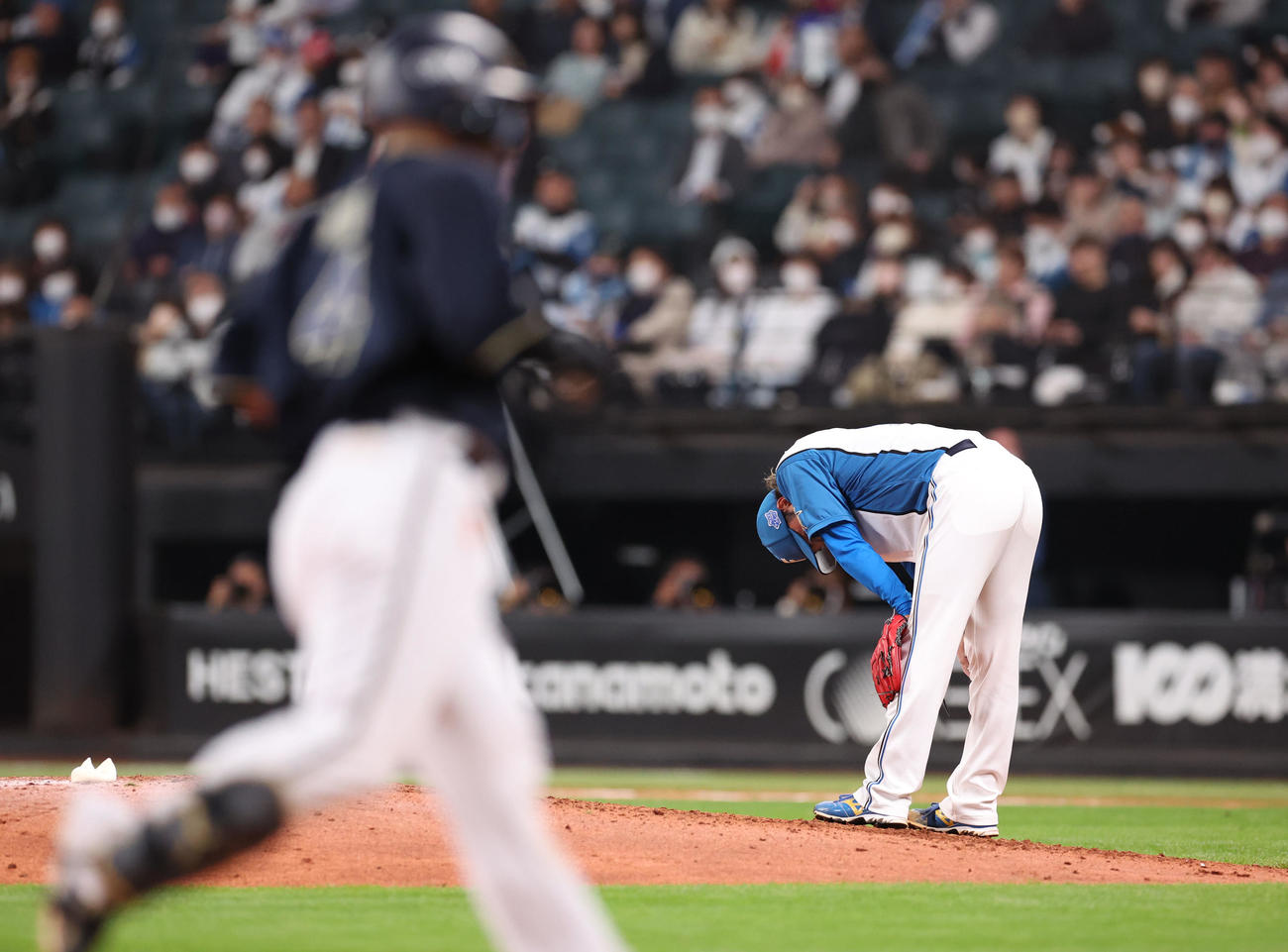日本ハム対オリックス　6回表オリックス無死一塁、森（左手前）に逆転となる右越え2点本塁打を浴びる伊藤（撮影・佐藤翔太）