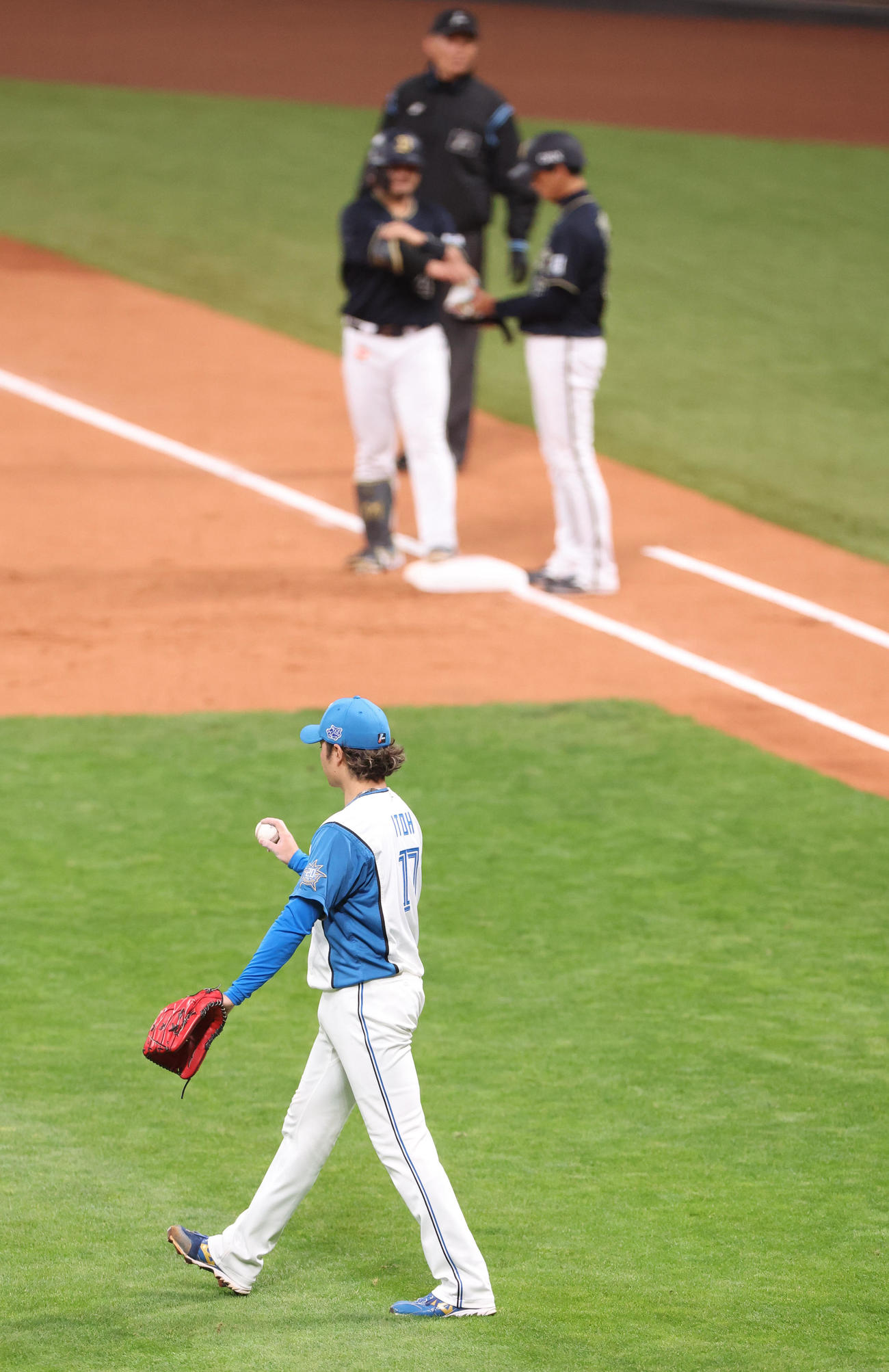 日本ハム対オリックス　1回表オリックス1死一、二塁、森に先制となる中前適時打を打たれる伊藤（撮影・佐藤翔太）