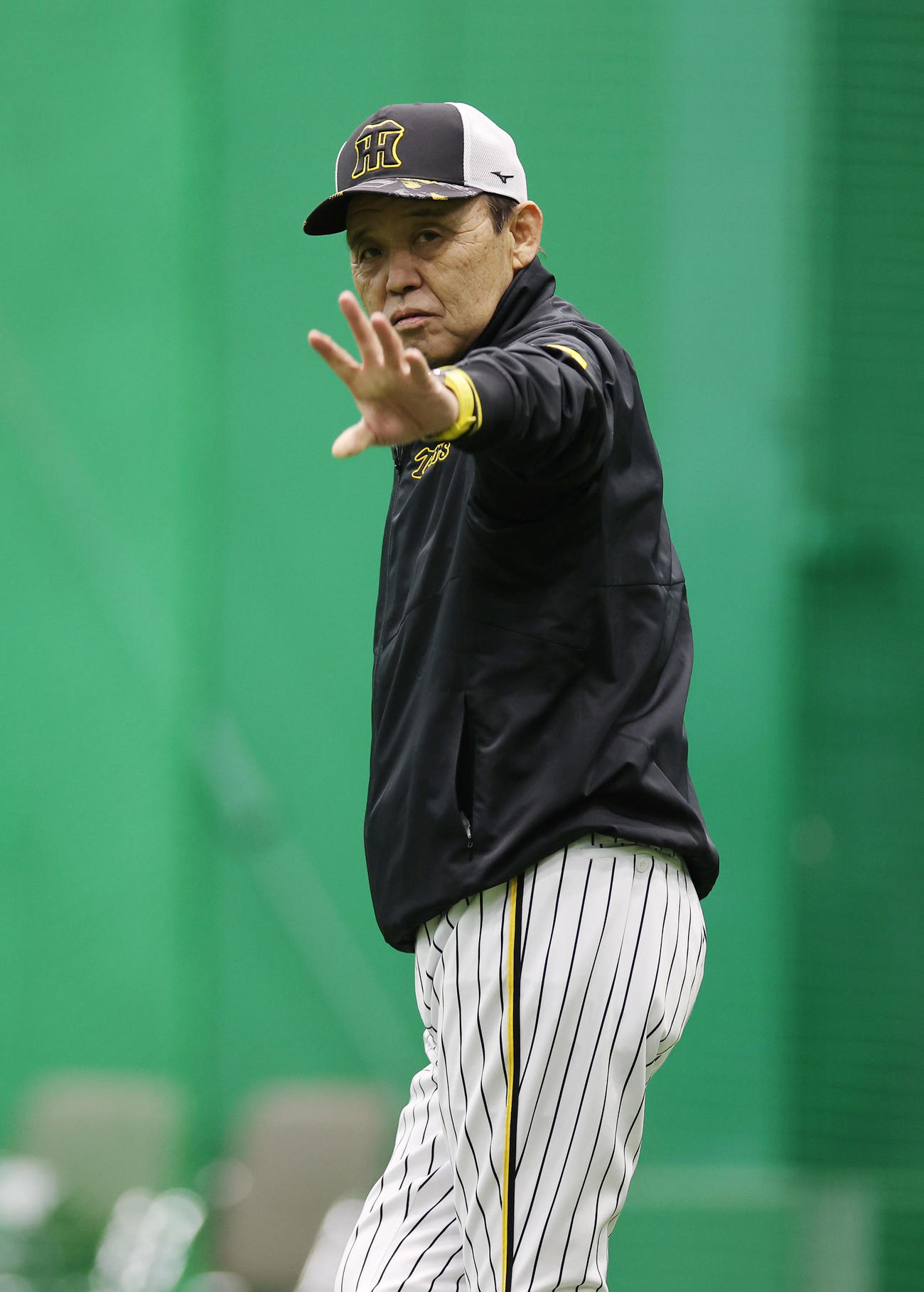 巨人戦が中止となり、練習を見つめる阪神岡田監督（撮影・前田充）