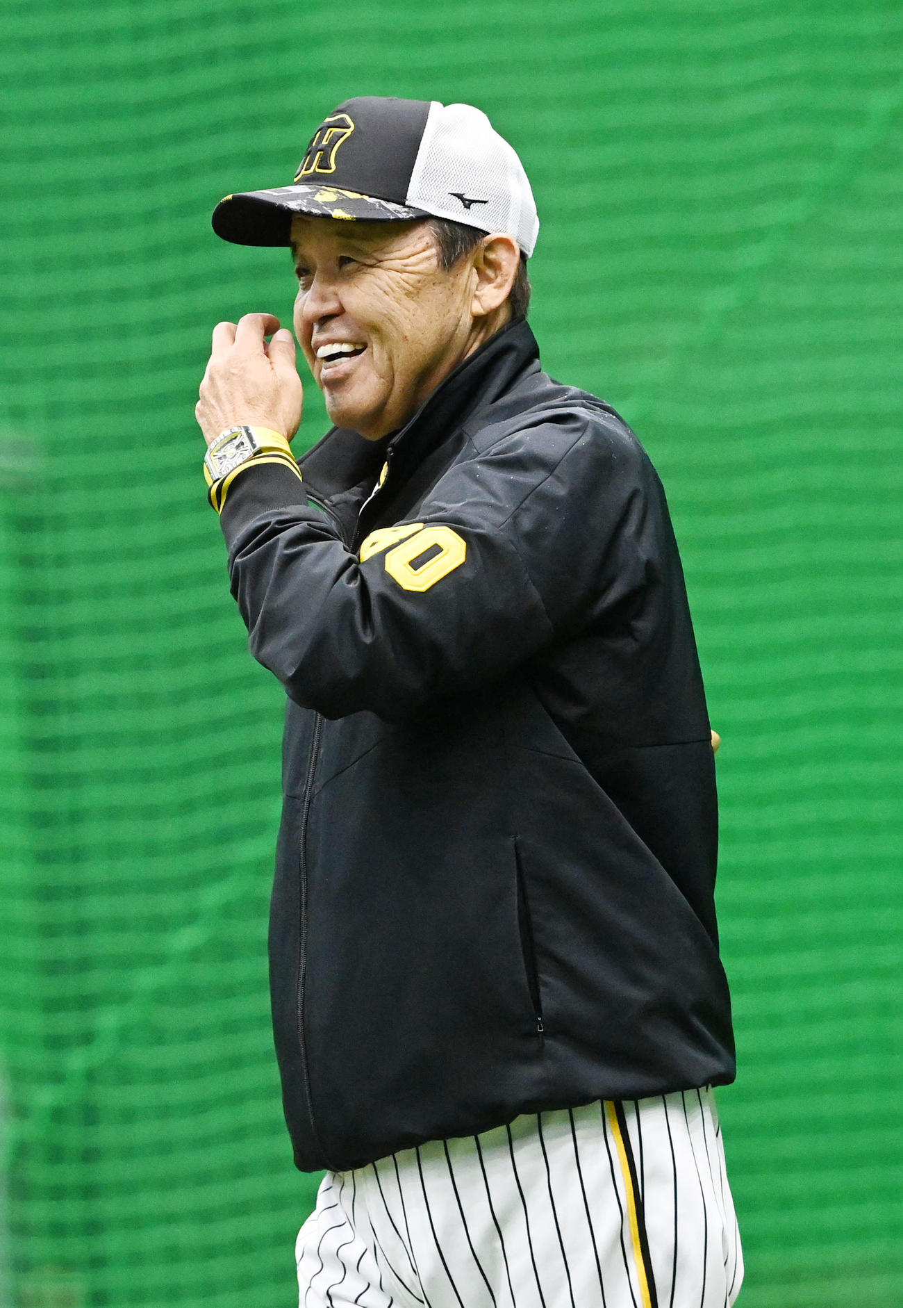 笑顔で練習を見守る岡田監督（撮影・前岡正明）