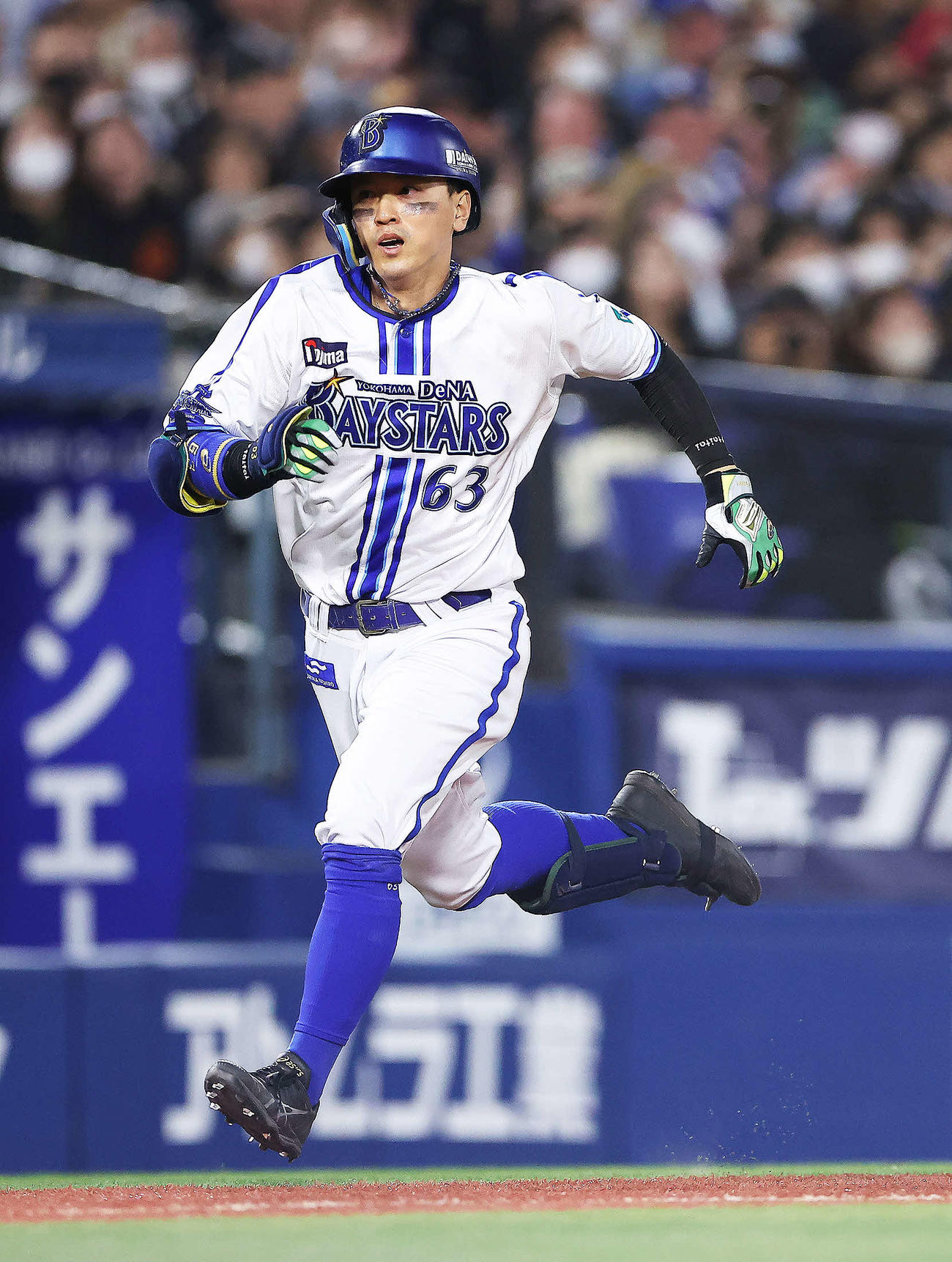 DeNA対ヤクルト　7回裏DeNA1死、右中間への打球を放ち本塁に向かう関根（撮影・河田真司）
