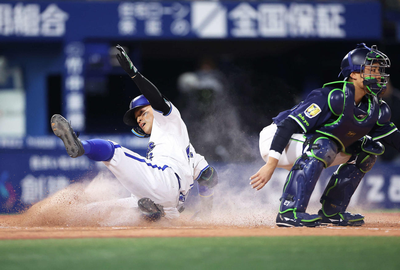 DeNA対ヤクルト　7回裏DeNA1死、ランニング本塁打で生還する関根（撮影・河田真司）