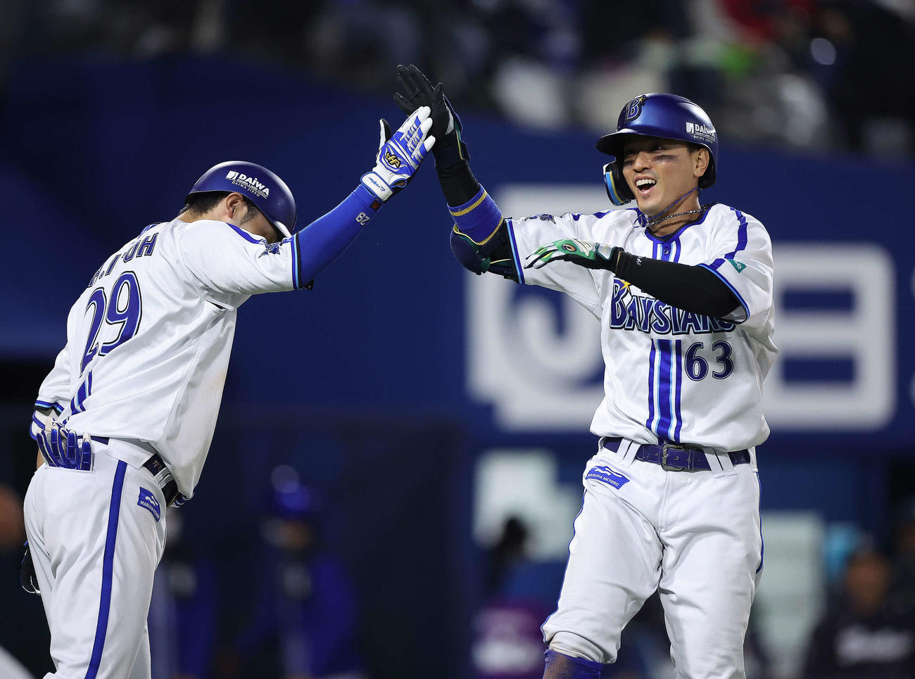 DeNA対ヤクルト　7回裏DeNA1死、ランニング本塁打で生還する関根（撮影・河田真司）
