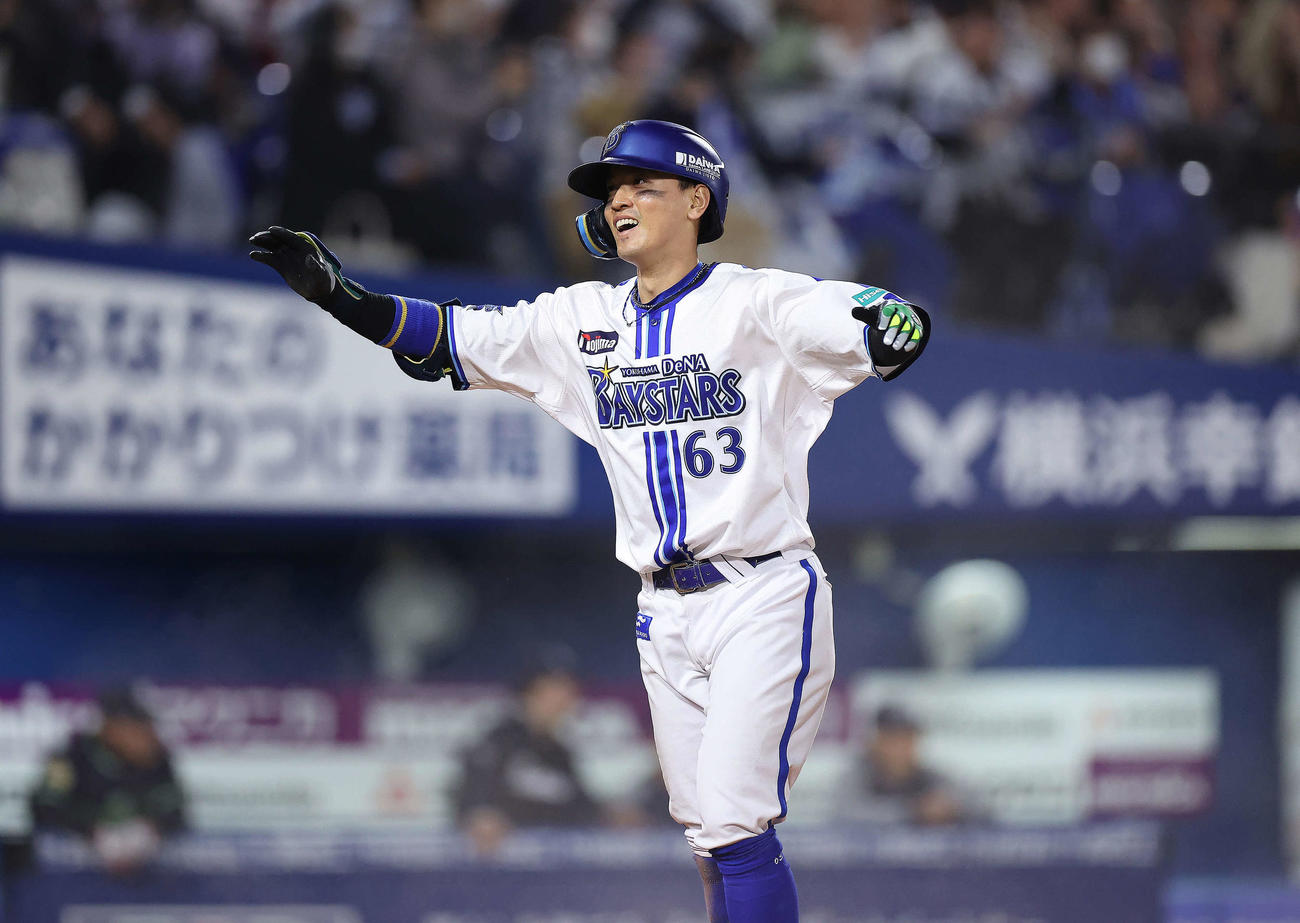 DeNA対ヤクルト　7回裏DeNA1死、ランニング本塁打で生還する関根（撮影・河田真司）