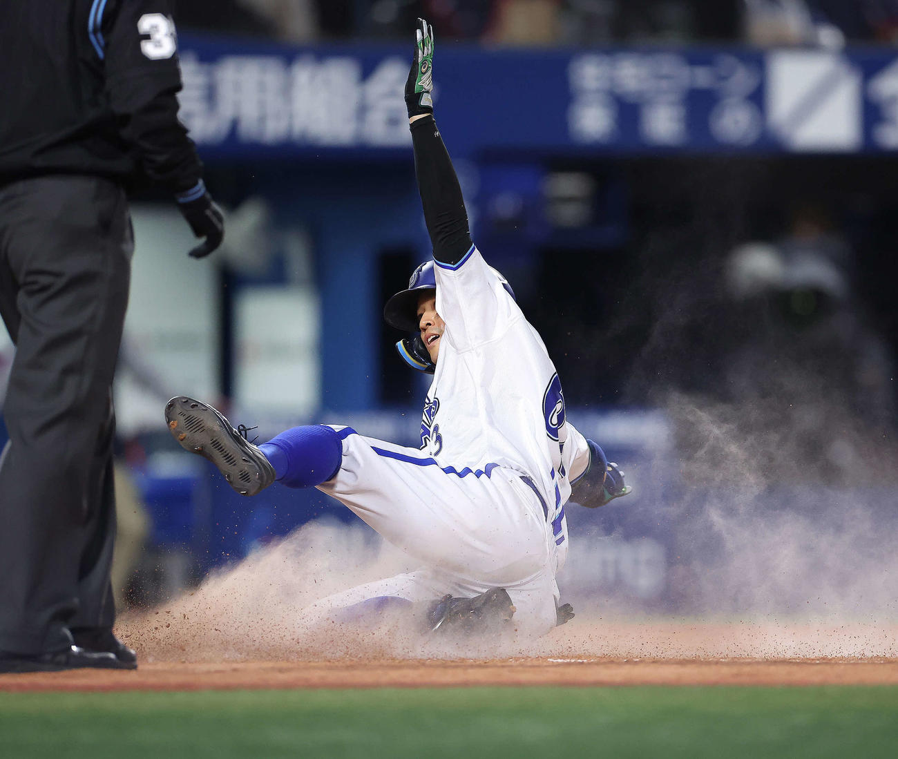 DeNA対ヤクルト　7回裏DeNA1死、ランニング本塁打で生還する関根（撮影・河田真司）