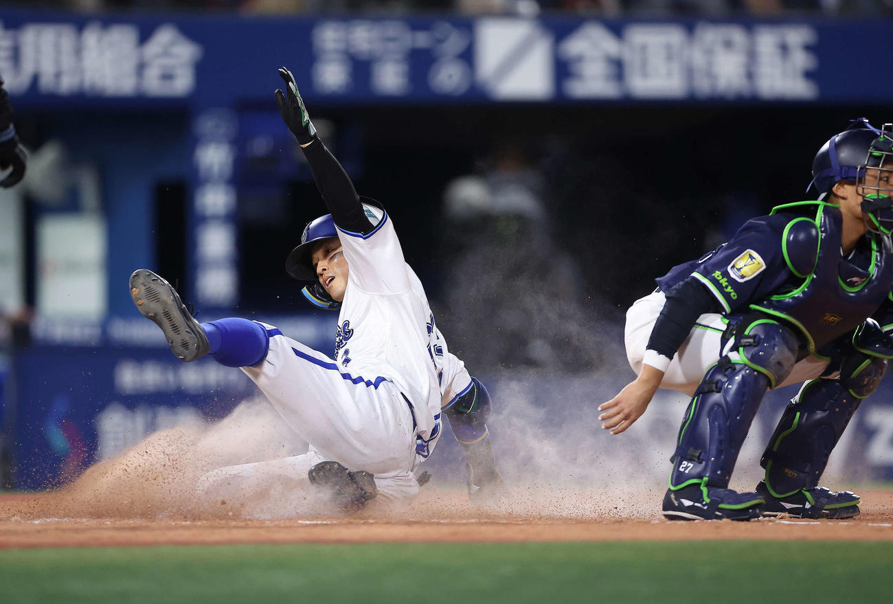 DeNA対ヤクルト　7回裏DeNA1死、ランニング本塁打で生還する関根（撮影・河田真司）