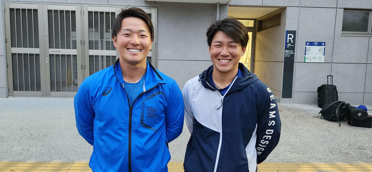 日本製鉄鹿島－JPアセット証券　（写真左から）7回、先制の適時二塁打の生田目と、右越え3ラン本塁打の松田（撮影・保坂淑子）
