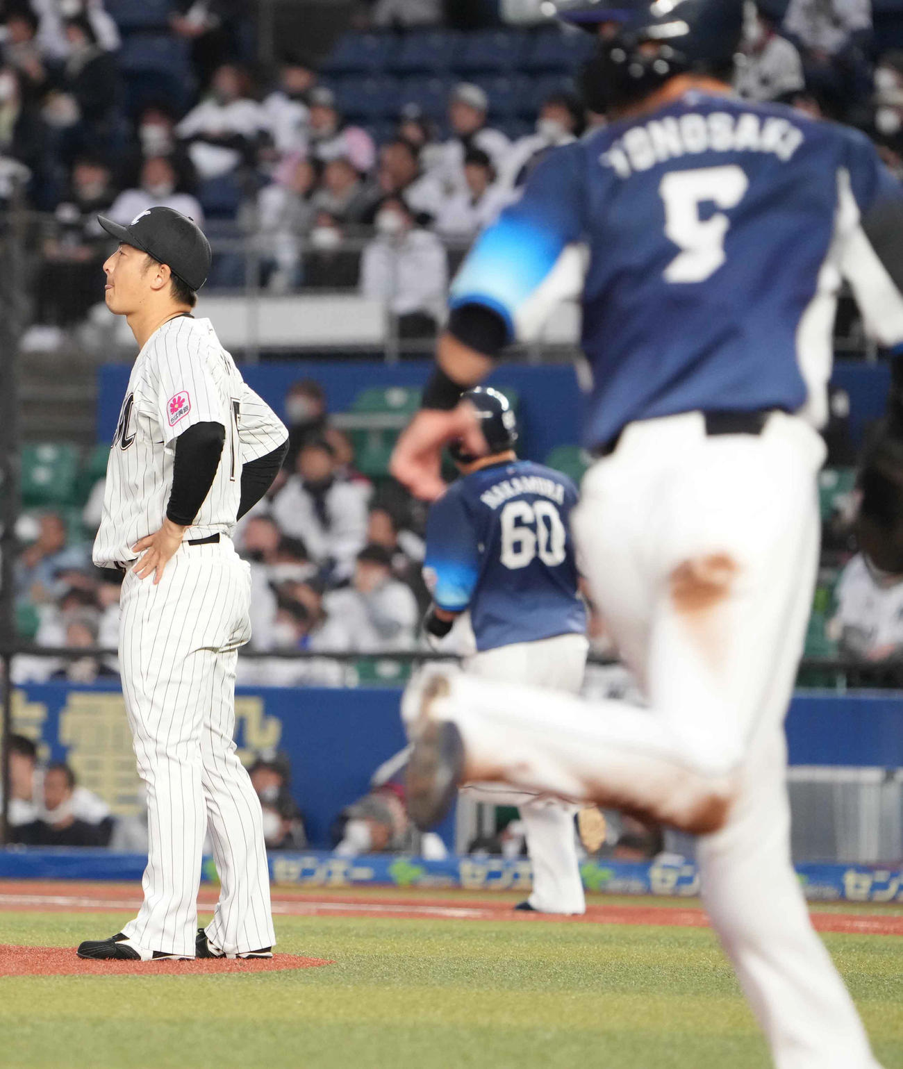 ロッテ対西武　1回表西武2死二塁、中村（中央）に左越えの先制2点本塁打を許すロッテ先発の美馬（撮影・小沢裕）