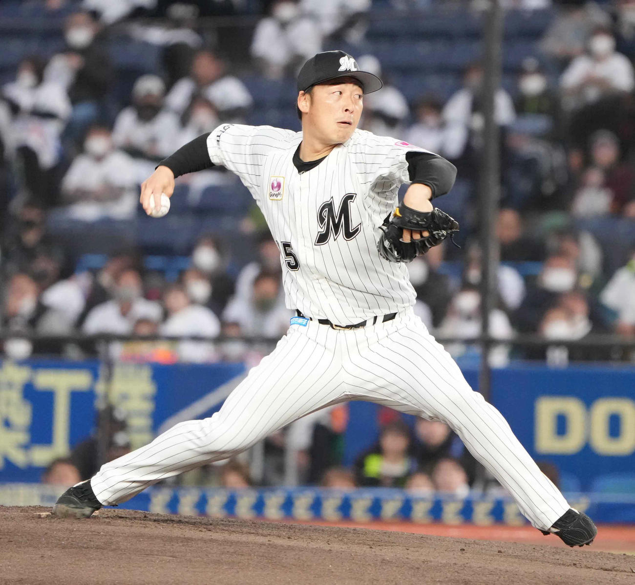 ロッテ対西武　ロッテ先発の美馬（撮影・小沢裕）