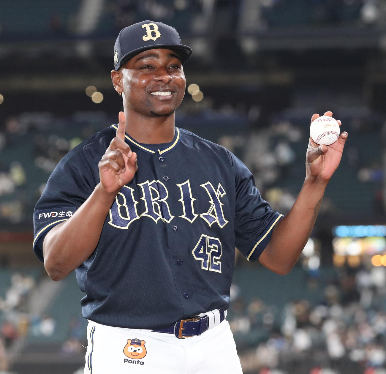 日本ハム対オリックス　来日初勝利を挙げ記念撮影をするオリックス・コットン（撮影・佐藤翔太）