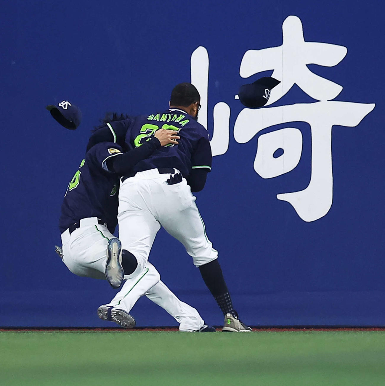DeNA対ヤクルト　7回裏DeNA1死、関根の放つ打球に向かい、交錯する太田（左）とサンタナ（撮影・河田真司）