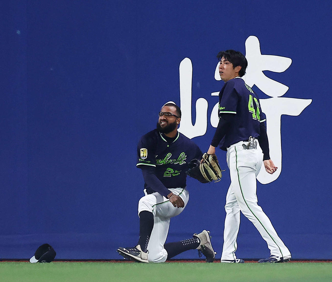 DeNA対ヤクルト　7回裏DeNA1死、関根大気の放つ打球に向かい交錯するサンタナ（左）と太田（撮影・河田真司）